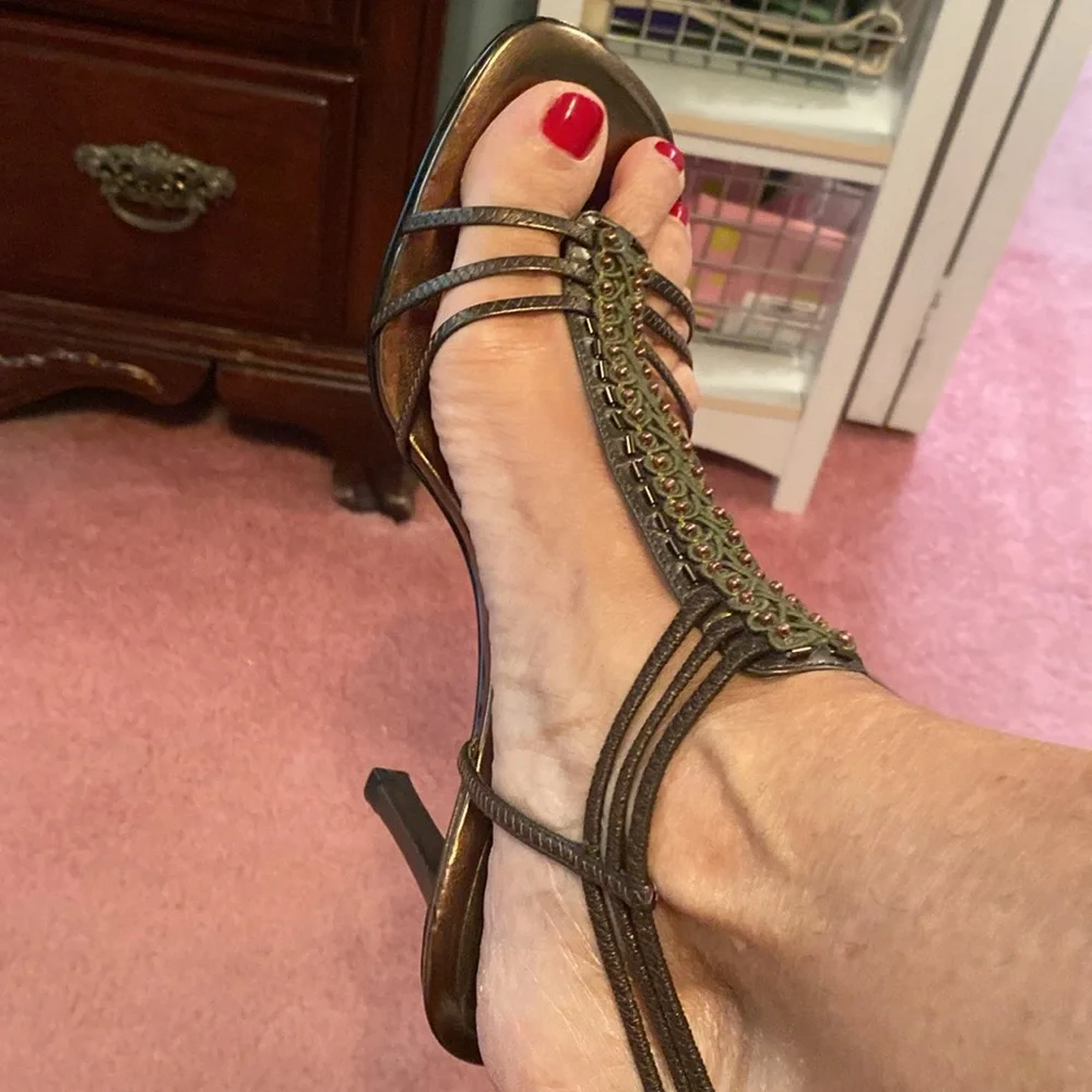 BEAUTIFUL PAIR OF BROWN, HIGH HEELED SANDALS. - Picture 5 of 5